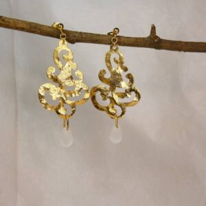 Boucles d'oreilles arabesque martelées avec perle goutte givrée. Bijoux Sophia Célesta