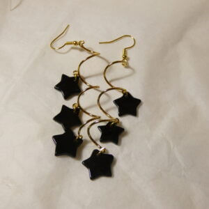 Boucles d'oreilles spirale dorée et étoiles noires en nacre. Bijoux Sophia Célesta