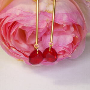 Boucles d'oreilles tige dorée en acier inoxydable et pendentifs goutte en cristal rouge. Bijou Sophia Célesta