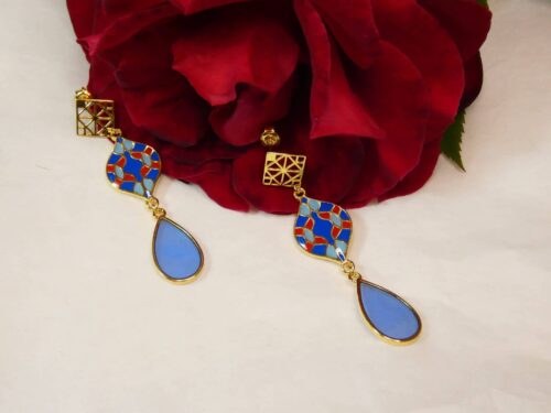 Boucles d'oreilles dorées, bleues et rouges. Bijou Sophia Célesta