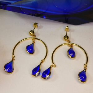 Boucles d'oreilles en arc de cercle doré et gouttes bleues. Bijou Sophia Célesta