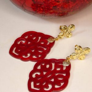 Boucles dorées avec des pendants arabesques en résine rouge. Bijou Sophia Célesta