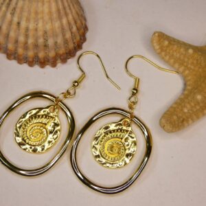 Boucles d'oreilles dorées avec pendant rectangulaire entourant un pendentif en forme d'escargot de mer. Bijou Sophia Célesta