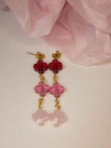 Boucles pendantes en dégradé de trèfles roses. Bijou Sophia Célesta