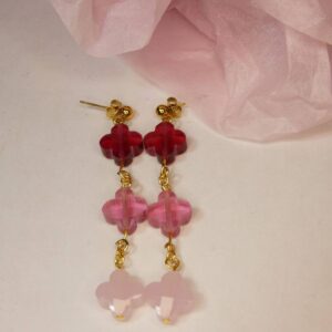 Boucles pendantes en dégradé de trèfles roses. Bijou Sophia Célesta