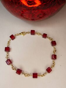 Bracelet rouge et or en verre et acier inoxydable. Bijou Sophia Célesta