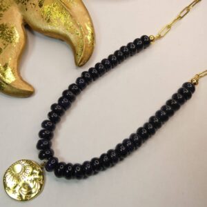 Collier Cassiopée perles bleues et chaine et pendentif astres en acier inoxydable dorée. Bijou Sophia Célesta