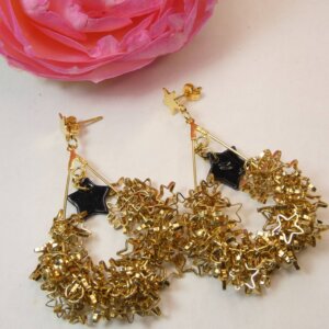 Boucles Estrella, créoles gouttes avec étoiles dorées et étoile noire. Bijoux Sophia Célesta