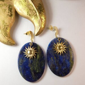 Boucles d'oreilles lune et soleil sur pendentif ovale bleu nuit à paillettes. Bijou Sophia Célesta