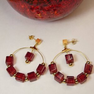 Boucles d'oreilles créoles originales avec ses cubes en verre rouge et ses perles en acier doré. Bijou en exemplaire unique Sophia Célesta