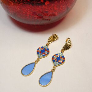 Clous d'oreilles demi-éventail doré, pendant dorés, bleus et rouges et goutte vitrail bleu . Bijou en exemplaire unique Sophia Célesta