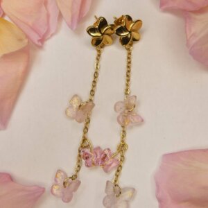 Boucles fleurs dorées avec chaine en acier doré sur laquelle sont attachés deux papillons en verre rose et or et un en cristal rose. Bijou en exemplaire unique Sophia Célesta