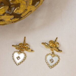 Boucles petit noeud en acier inoxydable doré, pendant coeur en acier inoxydable, nacre et strass. Bijou en exemplaire unique Sophia Célesta
