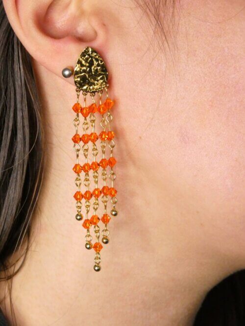 Boucles d'oreilles pendantes dorées et perles toupies en cristal orange. Bijou en exemplaire unique Sophia Célesta