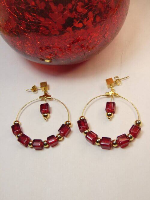 Boucles d'oreilles créoles originales avec ses cubes en verre rouge et ses perles en acier doré. Bijou en exemplaire unique Sophia Célesta
