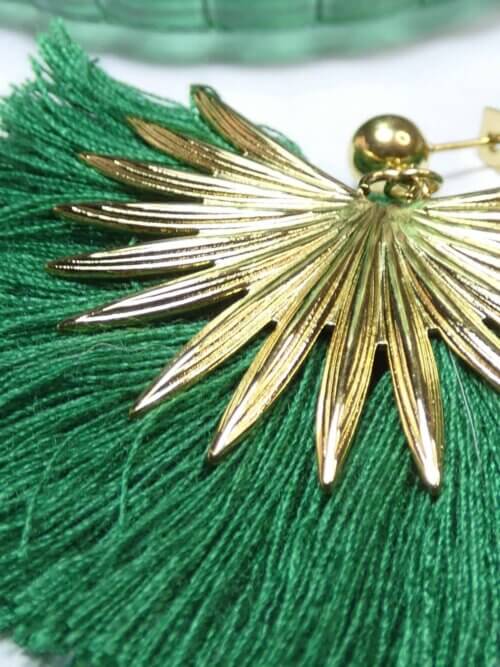 Grandes boucles d'oreilles feuille de palmier dorée sur fond vert. Bijou en exemplaire unique Sophia Célesta