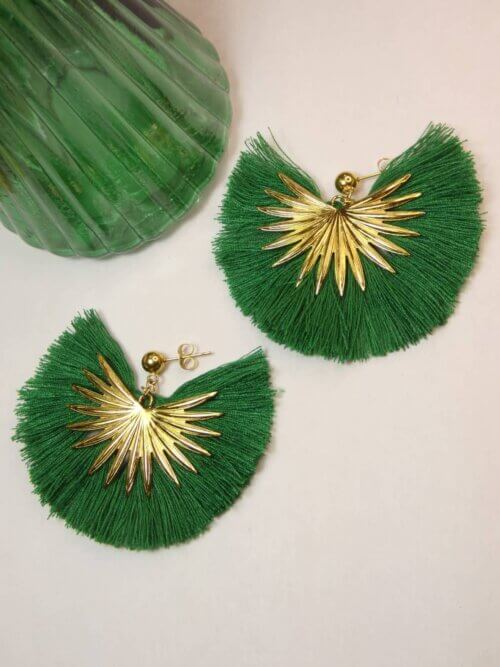 Grandes boucles d'oreilles feuille de palmier dorée sur fond vert. Bijou en exemplaire unique Sophia Célesta