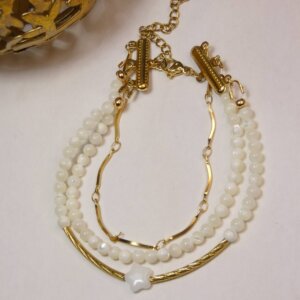 Bracelet triple en acier inoxydable doré et perles en nacre blanche. Bijou en exemplaire unique Sophia Célesta