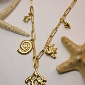 Collier doré en maille rectangulaire et ses breloques sur le thème de la mer. Bijou en exemplaire unique Sophia Célesta