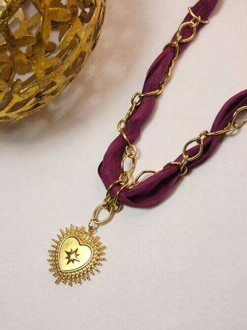 Collier en acier inoxydable doré et ruban bordeaux avec pendentif coeur doré. Bijou en exemplaire unique Sophia Célesta