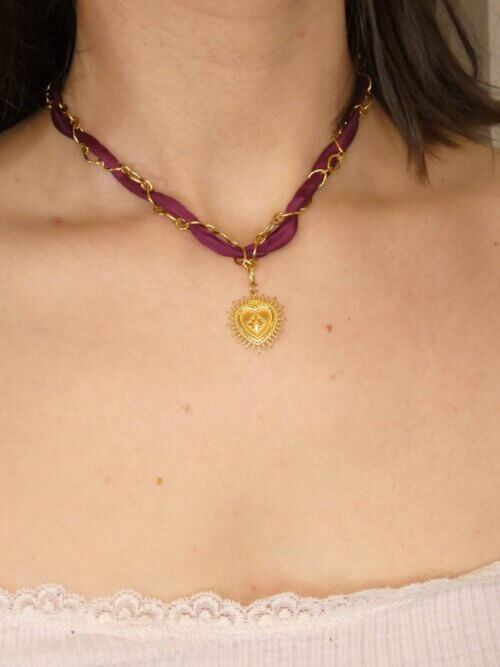 Collier en acier inoxydable doré et ruban bordeaux avec pendentif coeur doré. Bijou en exemplaire unique Sophia Célesta