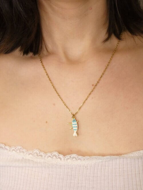 Collier en acier inoxydable doré avec pendentif poisson en résine bleue et blanche et étoile de mer dorée. Collier réversible. Bijou en exemplaire unique Sophia Célesta