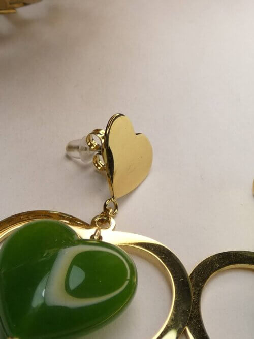 Boucles d'oreilles double coeur doré et perle coeur en résine verte. Bijou en exemplaire unique Sophia Célesta