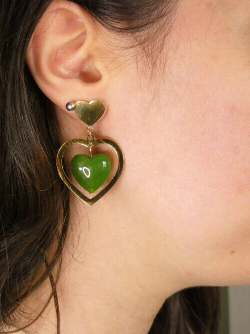 Boucles d'oreilles double coeur doré et perle coeur en résine verte. Bijou en exemplaire unique Sophia Célesta