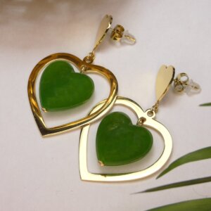 Boucles d'oreilles double coeur doré et perle coeur en résine verte. Bijou en exemplaire unique Sophia Célesta