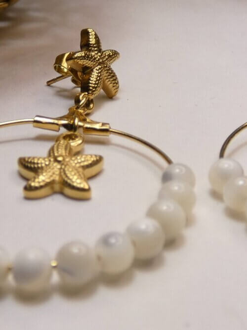 Boucles d'oreilles étoiles de mer et pendant rond avec perles en nacre blanche et étoile de mer dorée. Bijou en exemplaire unique Sophia Célesta