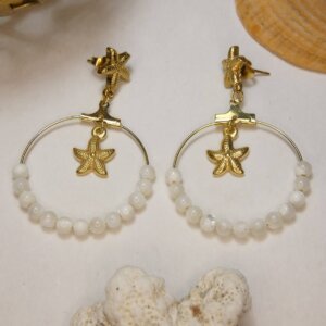 Boucles d'oreilles étoiles de mer et pendant rond avec perles en nacre blanche et étoile de mer dorée. Bijou en exemplaire unique Sophia Célesta