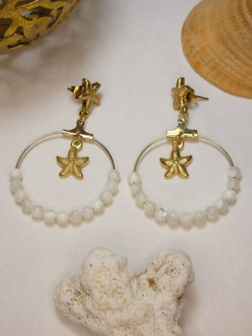 Boucles d'oreilles étoiles de mer et pendant rond avec perles en nacre blanche et étoile de mer dorée. Bijou en exemplaire unique Sophia Célesta