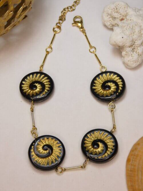 Bracelet doré avec perles plates en verre noir et motif nautile doré. Bijou en exemplaire unique Sophia Célesta