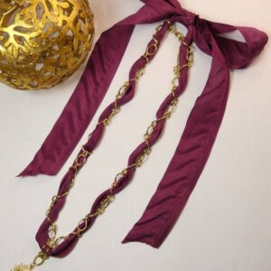 Collier en acier inoxydable doré et ruban bordeaux avec pendentif coeur doré. Bijou en exemplaire unique Sophia Célesta