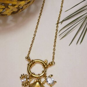 Collier doré avec attache bouée devant à laquelle sont suspendus une breloque crabe, une en forme de coquillage et la dernière en forme de tortue. Bijou en exemplaire unique Sophia Célesta