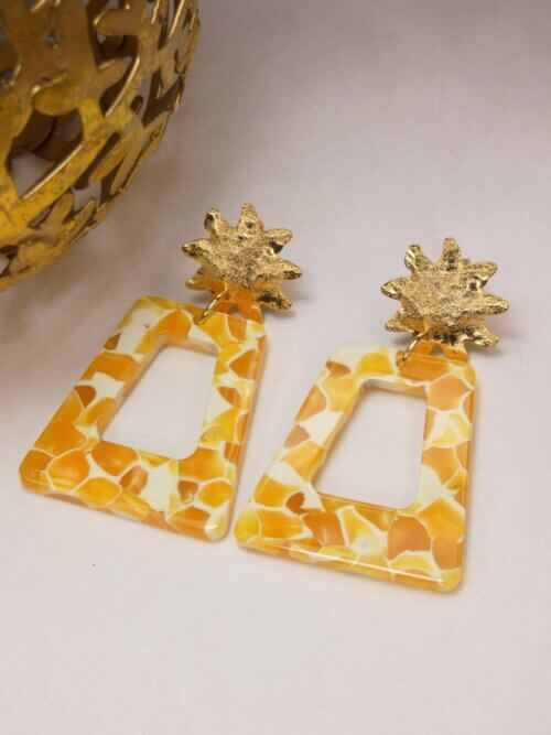 Boucles d'oreilles soleil martelé doré et pendants trapèze en acétate effet écaille blanc et orange clair. Bijou en exemplaire unique Sophia Célesta