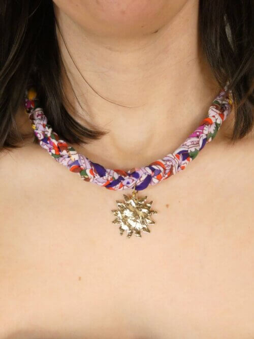 Collier tressé d'inspiration provençale avec un pendentif soleil doré. Bijou en exemplaire unique Sophia Célesta