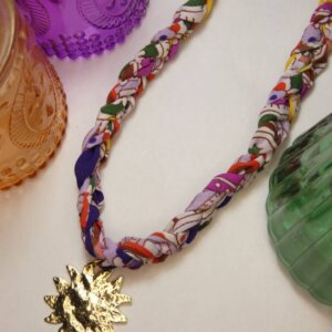 Collier tressé d'inspiration provençale avec un pendentif soleil doré. Bijou en exemplaire unique Sophia Célesta