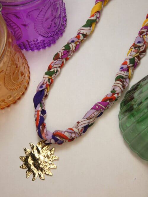 Collier tressé d'inspiration provençale avec un pendentif soleil doré. Bijou en exemplaire unique Sophia Célesta