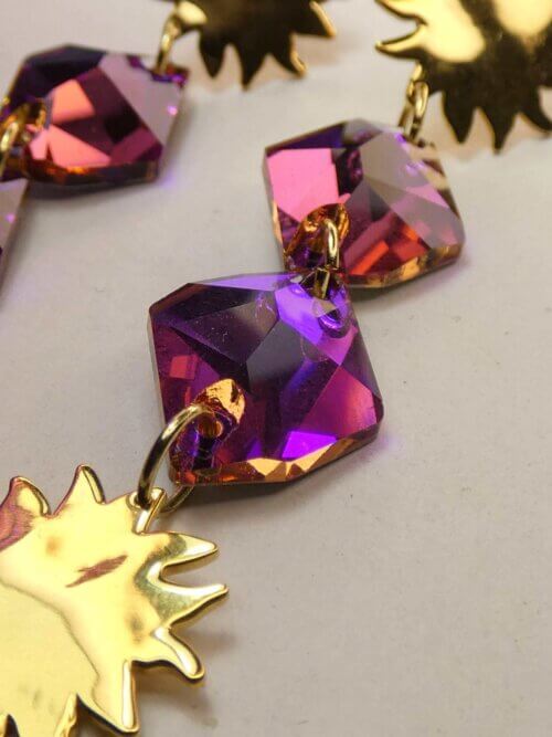 Boucles d'oreilles soleils dorés, pendants strass en verre violet et soleils dorés. Bijou en exemplaire unique Sophia Célesta