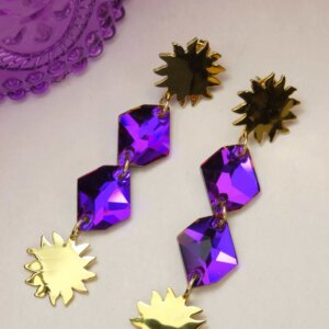 Boucles d'oreilles soleils dorés, pendants strass en verre violet et soleils dorés. Bijou en exemplaire unique Sophia Célesta