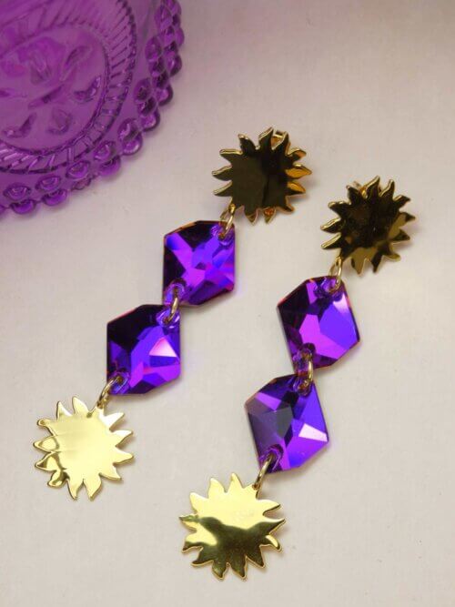 Boucles d'oreilles soleils dorés, pendants strass en verre violet et soleils dorés. Bijou en exemplaire unique Sophia Célesta