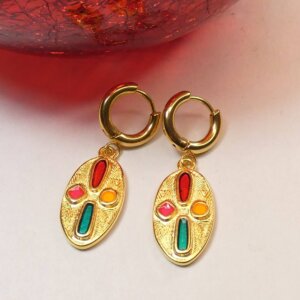 Petites boucles d'oreilles créoles dorées et pendants ovales dorés et multicolores. Bijou en exemplaire unique Sophia Célesta