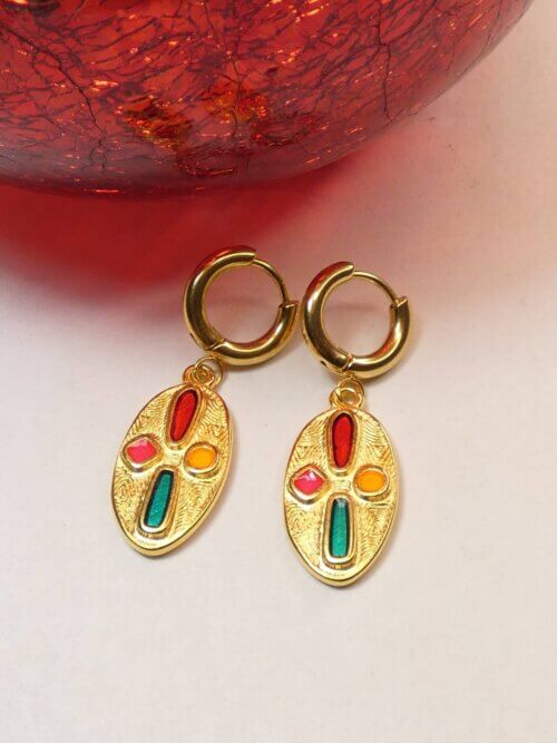 Petites boucles d'oreilles créoles dorées et pendants ovales dorés et multicolores. Bijou en exemplaire unique Sophia Célesta
