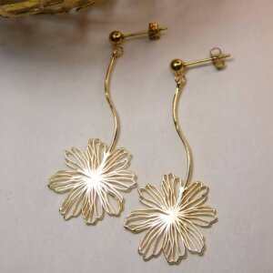 Clous d'oreilles dorés et pendants fleurs dorées. Bijou en exemplaire unique Sophia Célesta