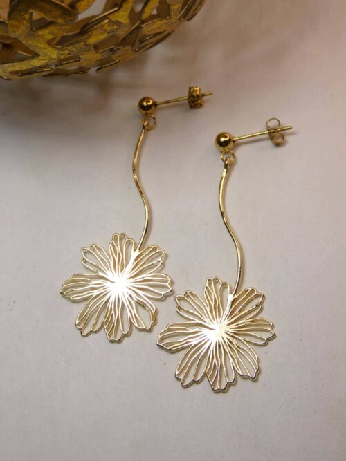 Clous d'oreilles dorés et pendants fleurs dorées. Bijou en exemplaire unique Sophia Célesta