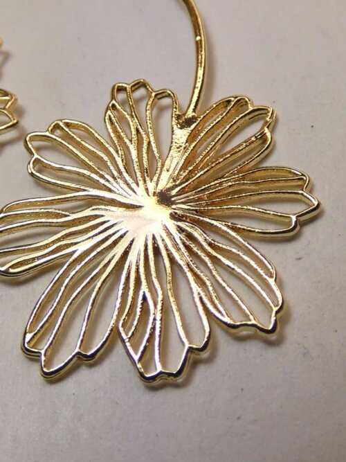 Clous d'oreilles dorés et pendants fleurs dorées. Bijou en exemplaire unique Sophia Célesta