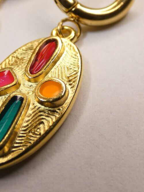 Petites boucles d'oreilles créoles dorées et pendants ovales dorés et multicolores. Bijou en exemplaire unique Sophia Célesta