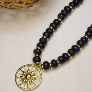 Collier bleu et or avec un pendentif soleil. Bijou en exemplaire unique Sophia Célesta