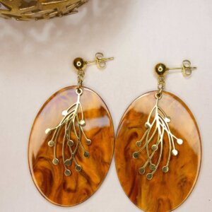 Boucles d'oreilles ovales dans des tons de bruns pailletés et branchages dorés. Bijou en exemplaire unique Sophia Célesta